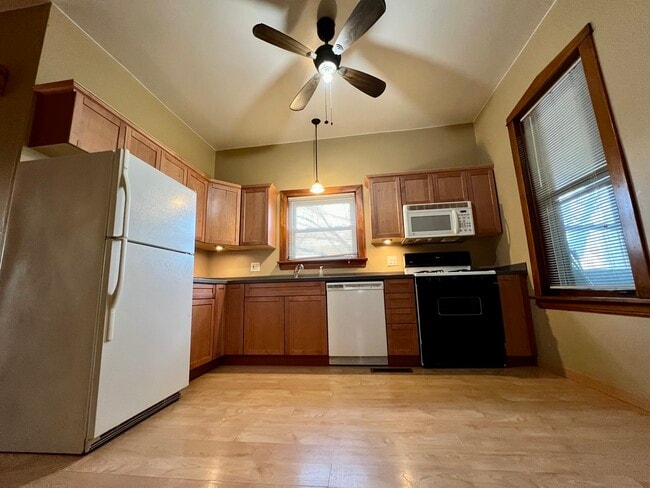 Photo - 2155 N Kilbourn Ave