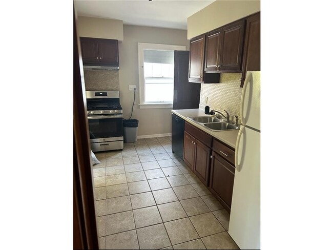 Photo - 989 Lincoln Ave