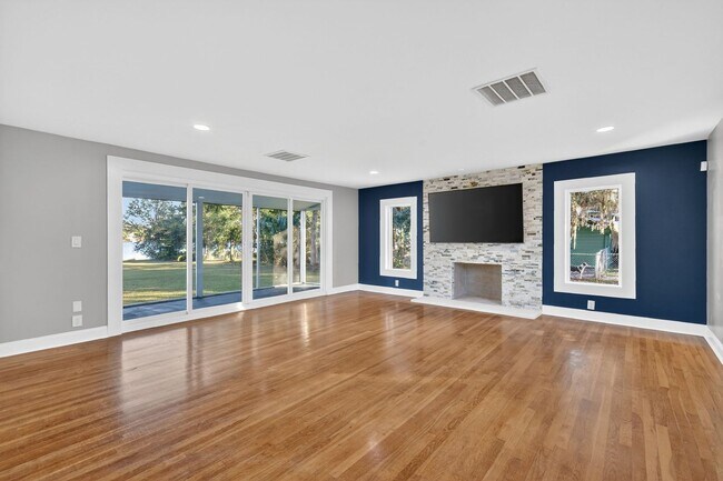 Photo - Lakefront 4-Bedroom Home for Rent in Beautiful Umatilla, FL