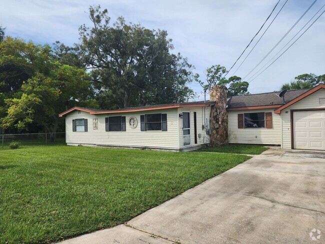 Building Photo - 3 bedroom 2 Bath Single Family Home w/ Lar...