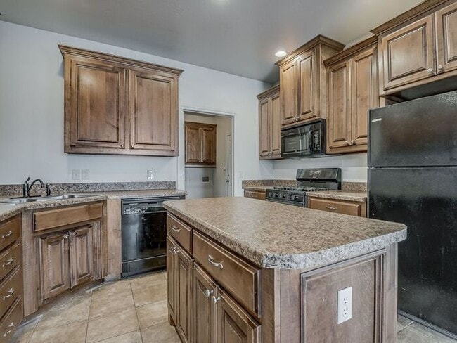 Photo - Spacious 3 Bed / 2 Bath Duplex for Rent in Yukon