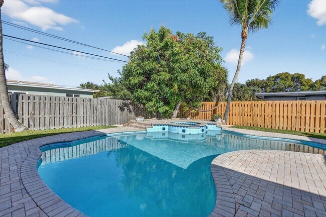 Photo - 467 NE 31st St