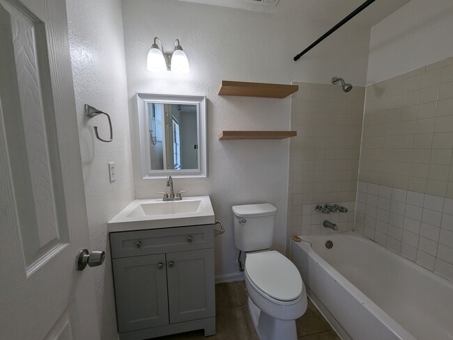 Photo - 416 40th St E