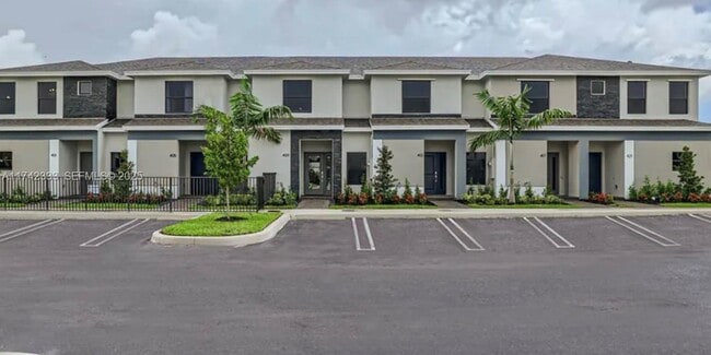 Building Photo - 322 NE 1st Ave