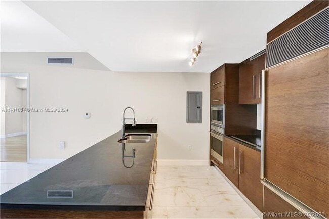 Photo - 475 Brickell Ave