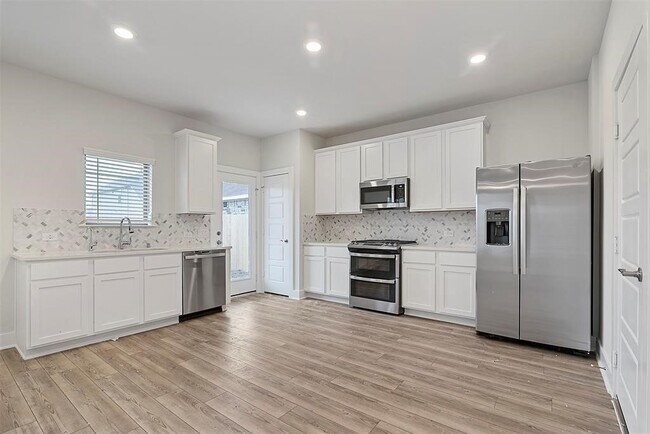 Photo - 10638 Whitejacket