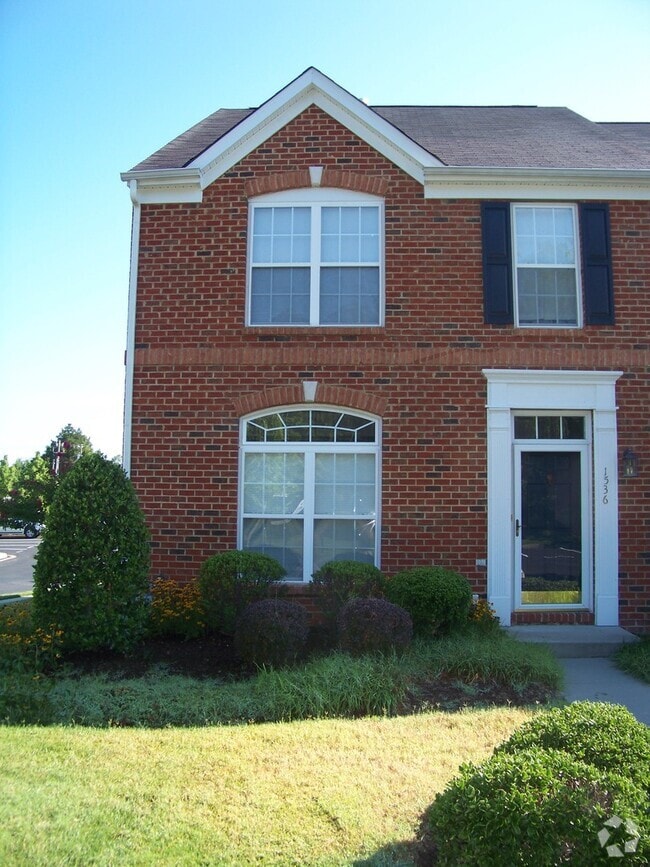Building Photo - Spacious End Unit Town Home in Glen Allen