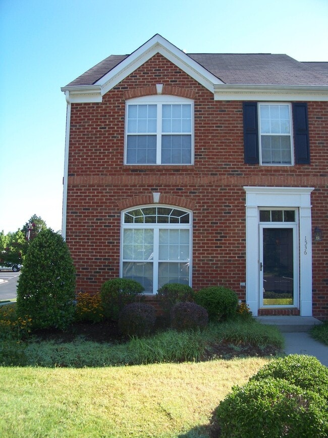 Spacious End Unit Town Home in Glen Allen - Spacious End Unit Town Home in Glen Allen