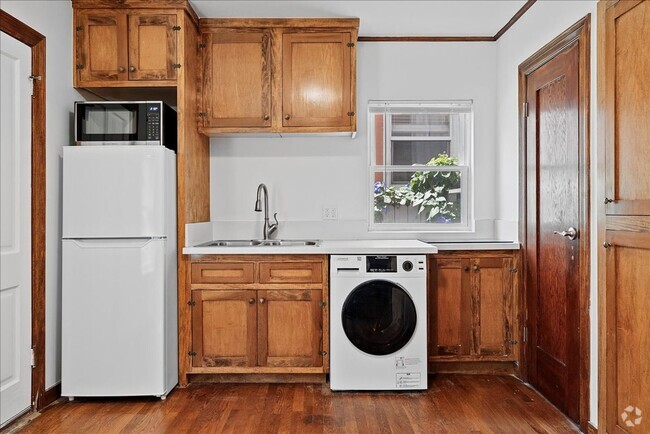 Building Photo - Studio Apartment With In-Unit Laundry! Unit 322 1/4