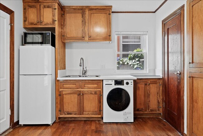 Studio Apartment With In-Unit Laundry! - Studio Apartment With In-Unit Laundry! Unit 322 1/4