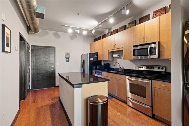 Building Photo - 5300 Peachtree Rd Unit 2502