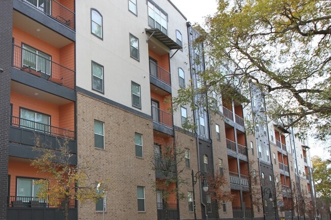 Apartamentos Pearl 21 fuera del campus, en el campus oeste, cerca del exterior del edificio UT Austin - 21 Pearl