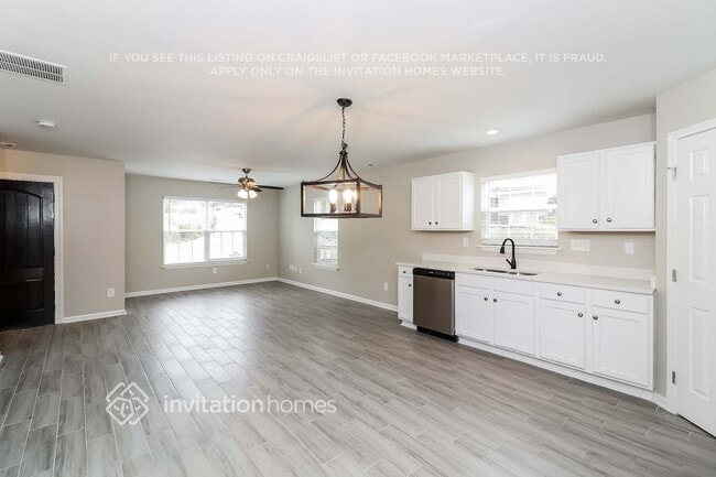 Photo - 406 Village Way