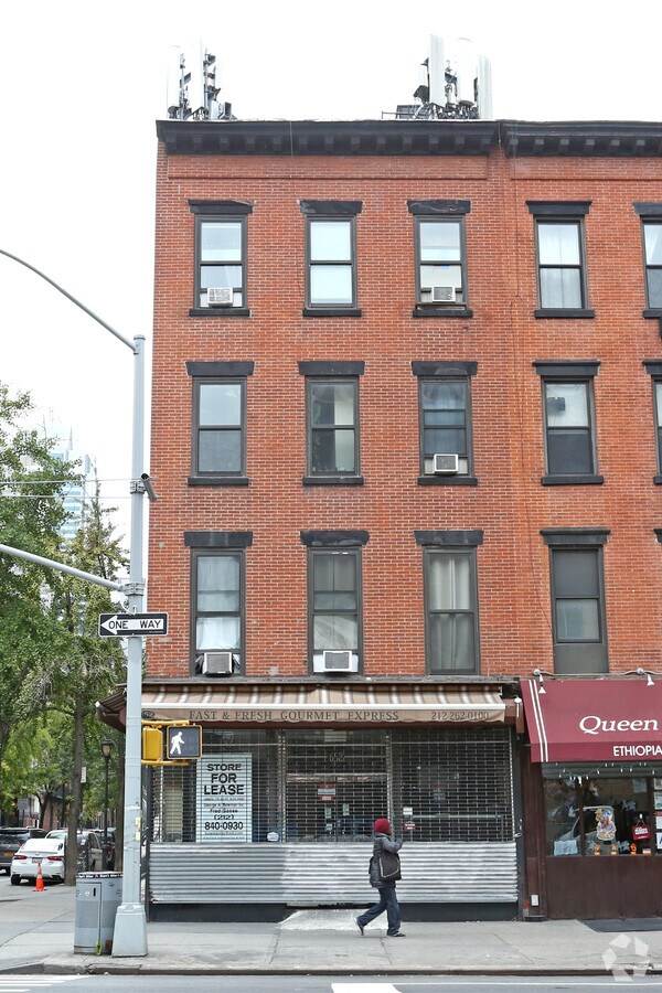 Photo - 652 Tenth Ave