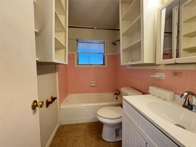 Building Photo - 2205 Farr St