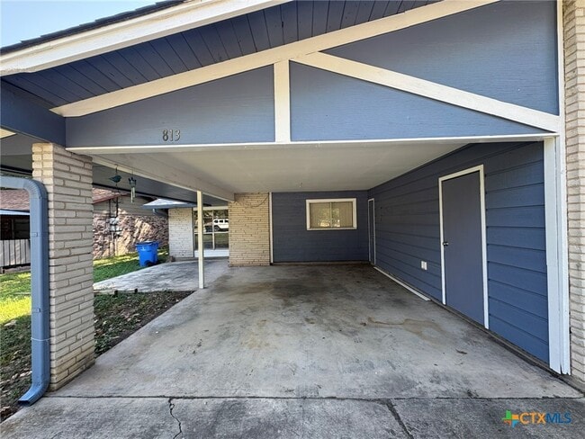 Photo - 813 Burges St