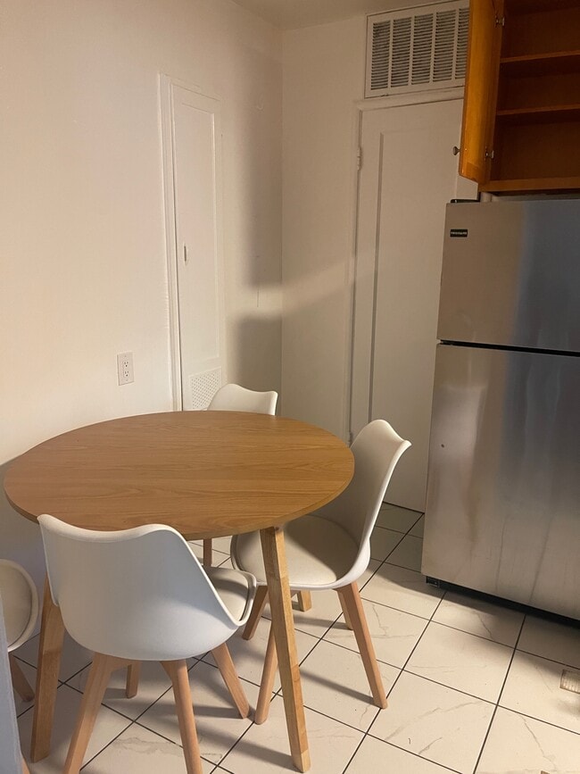 Photo - 2092 Yale St Unit 2092