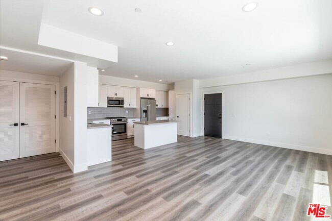 Photo - 857 Hayworth Ave Unit 403