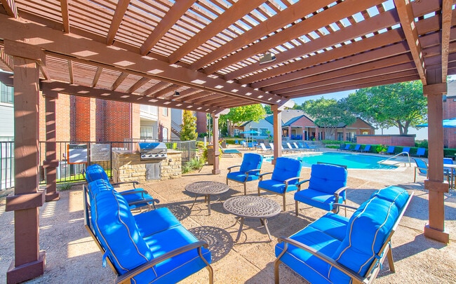 Piscina resplandeciente - MAA Grapevine