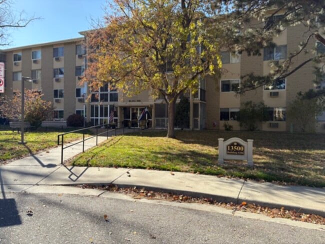 Building Photo - Heather Gardens Adult/Golf Community