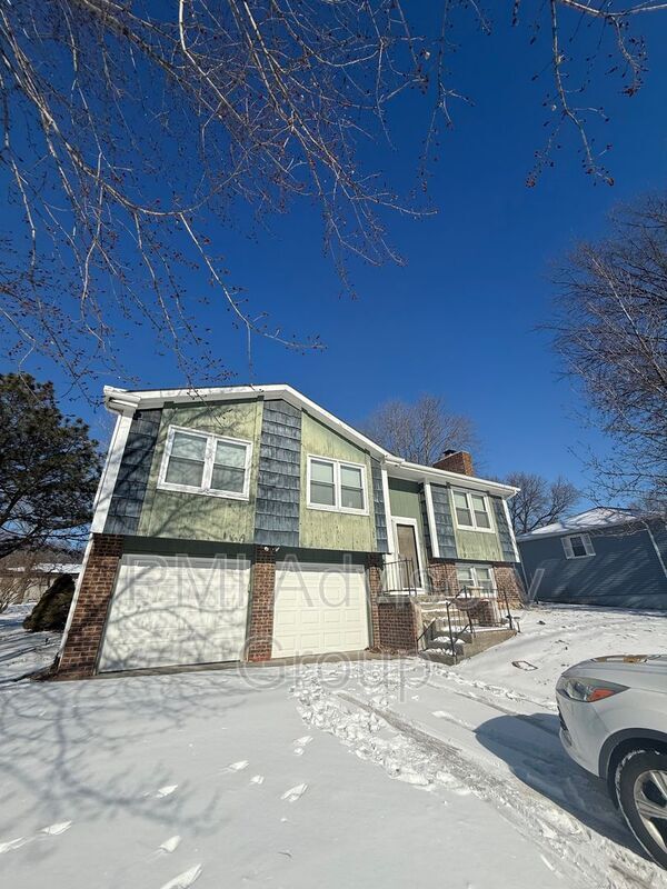 Photo - 2724 SE Lakeshore Blvd