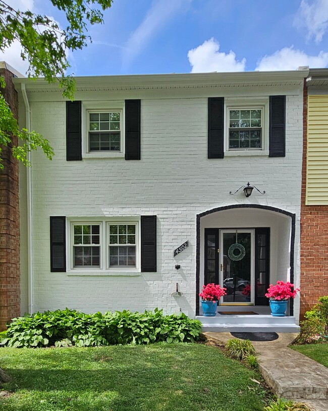 Front of Townhouse - 4502 King Edward Ct Casa Adosada