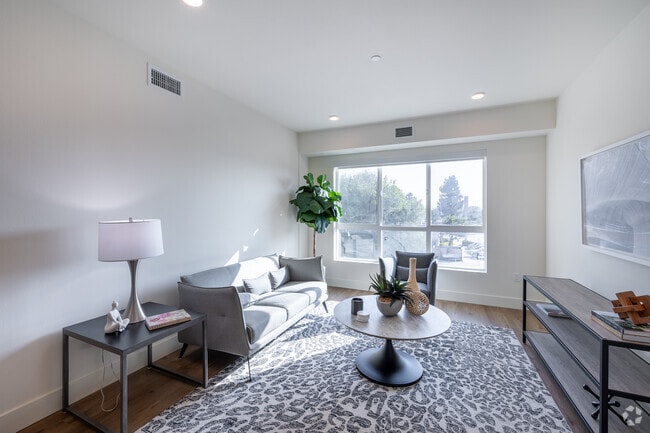 2BR, 2BA - 977SF - Living Room - Bermuda Court