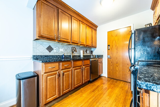 Photo - 5027 N East River Rd Unidad 2A