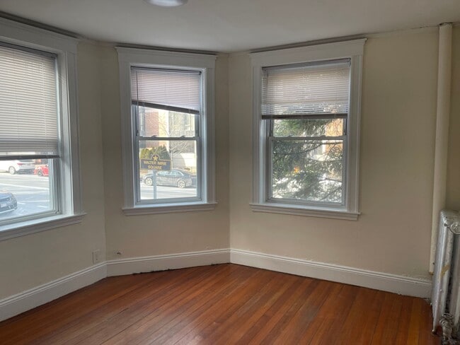 Photo - NO FEE Clean and spacious 3 bed split n Union Sq  , Laundry, Utilities Inc Students/pets ok