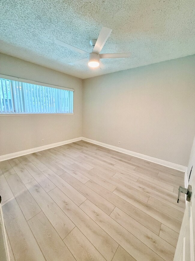 Photo - 1595 E Chevy Chase Dr Unidad 11