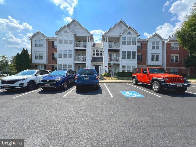 Building Photo - Gorgeous light filled 2 bedroom 2 bath con... Rental