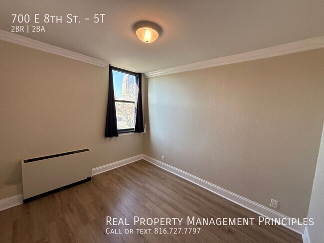 Photo - 700 E 8th St