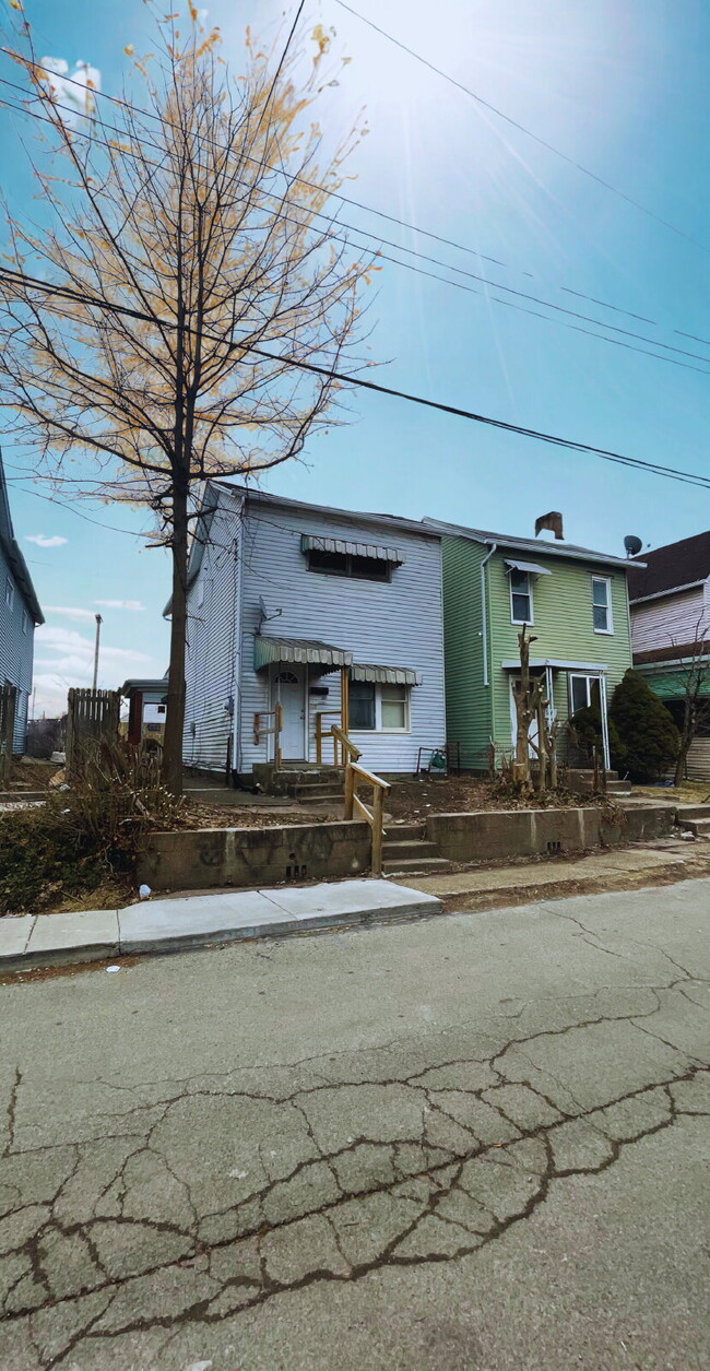 Building Photo - Spacious 3 bedroom with Off street parking!