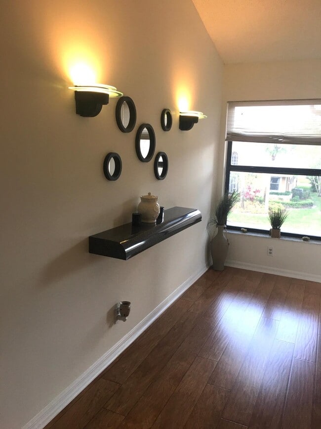 Photo - 10910 Lakemore Ln Unidad 201