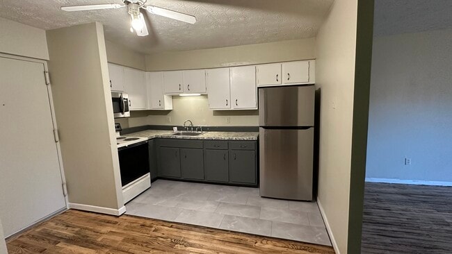 Newly renovated kitchen flooring - 581 Crown St Unit #99