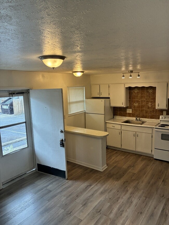 Photo - Off of Preston Hwy Affordable 1 bed/1 bath apartments off