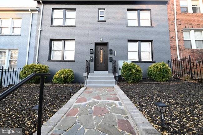 Building Photo - 1230 Penn St NE Unit 4