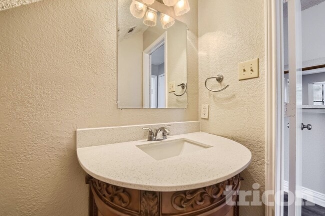 Photo - 6305 Meadowglen Dr