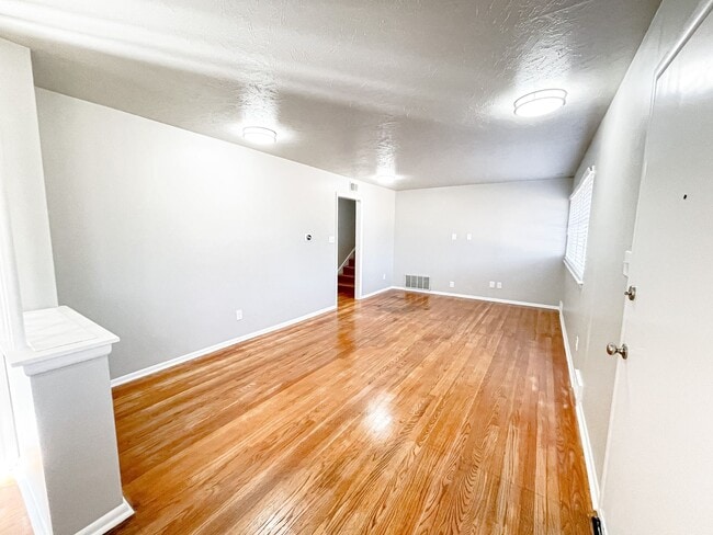 Photo - 3 Bed/1.5 Bath/2 car garage home in Midwest City.