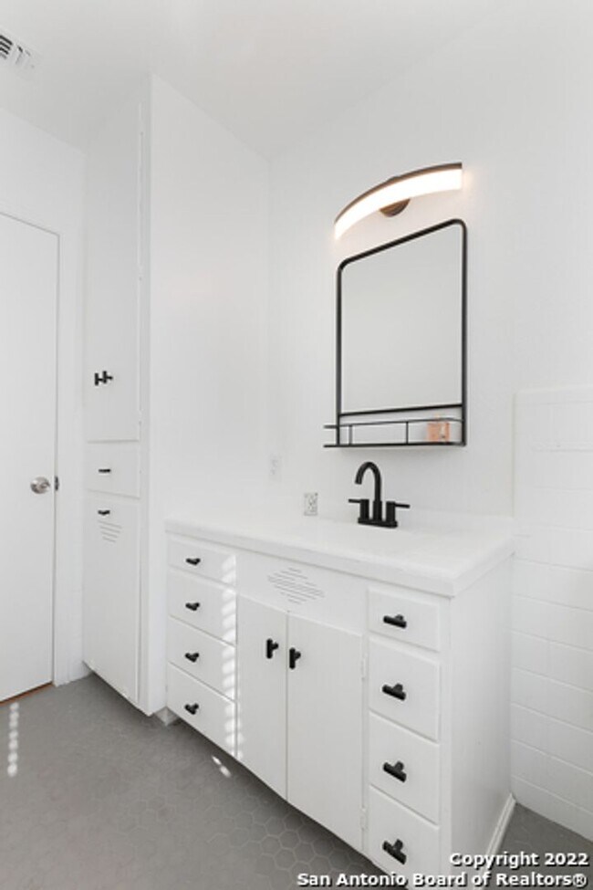 Photo - ~~COZY 3BD/2BA HOME! HIGHLANDS HIGH SCHOOL!!~~