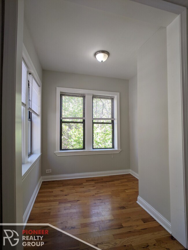 Photo - 3721 N Pine Grove Ave Unit 2E