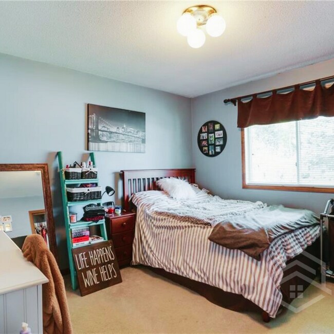 Photo - 3-Bedroom Bungalow with Spacious Backyard!!