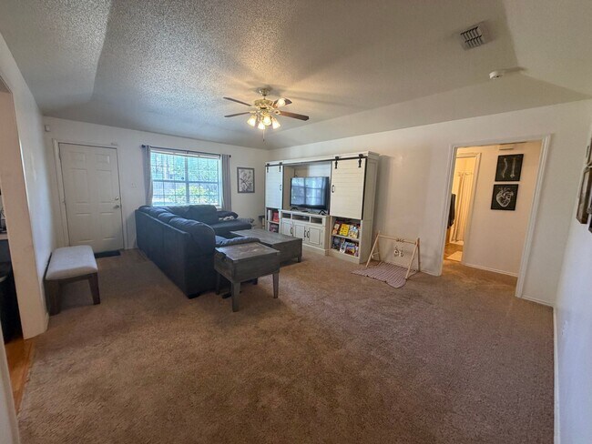 Photo - 3BED/2BATH/1 CAR GARAGE: AVAILABLE JUNE 15TH IN LISD!!