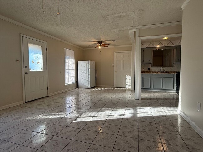 Photo - Charming 3 bedroom 1.5 Bathroom Located in...