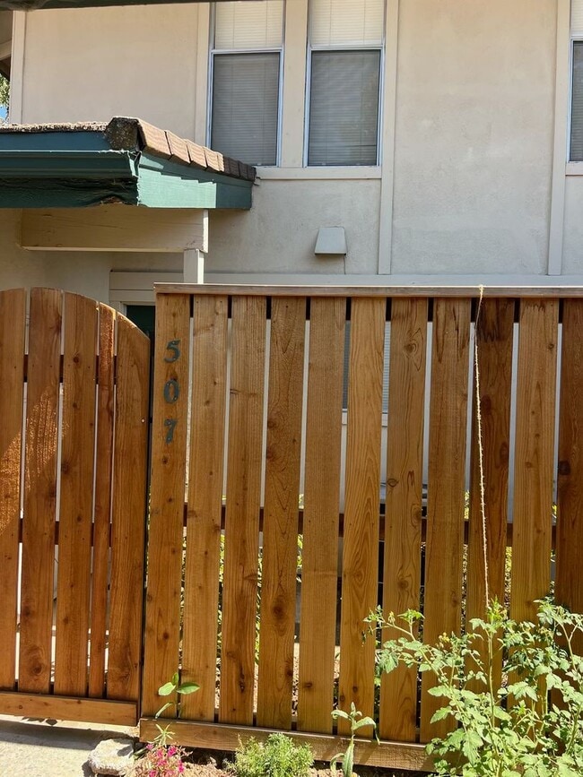 Charming 3-Bedroom Townhome in Desirable G... - Charming 3-Bedroom Townhome in Desirable G...