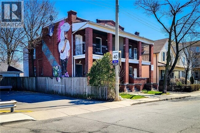 Photo - 254 Emerald St N Unit UPPER