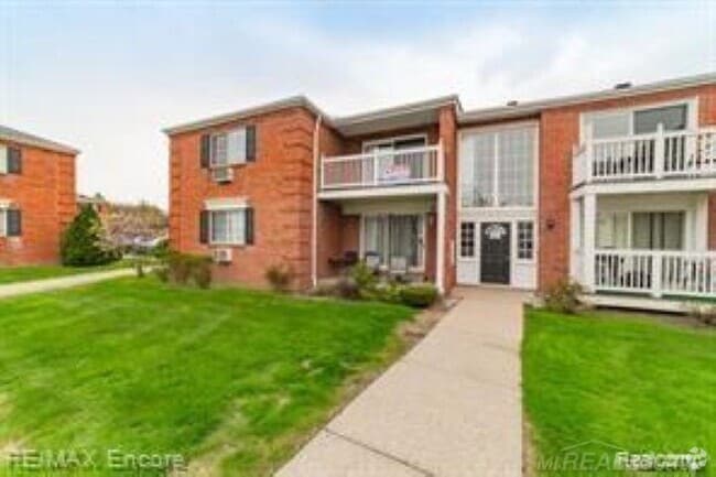 Building Photo - 2420 Parmenter Blvd Rental