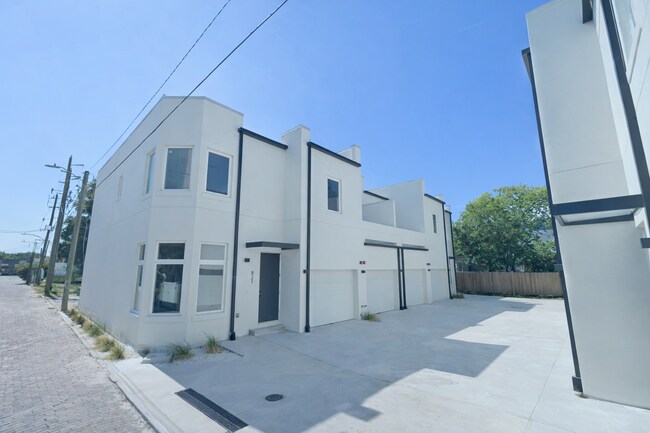 Building Photo - 140-833 Calla Terrace N