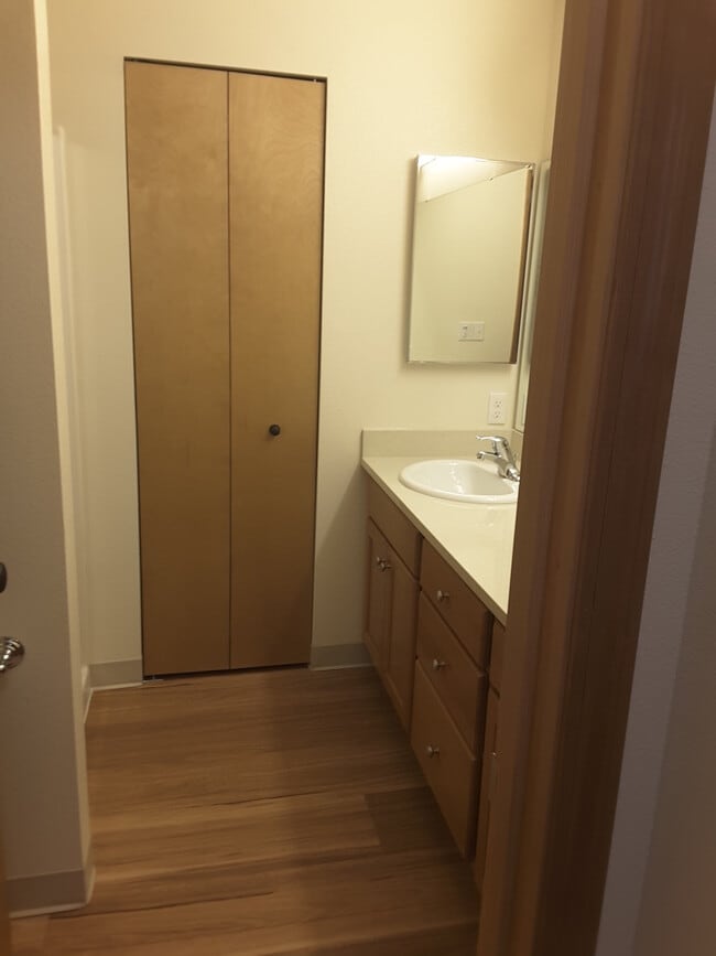 Main bdrm attached bathroom