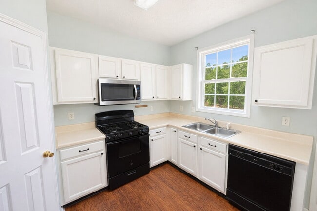 Photo - Charming 3bed Cumming Townhome with Walking Trail